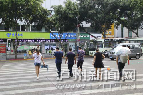 絕大多數(shù)市民都做到了自覺(jué)禮讓斑馬線，不橫穿馬路，不翻越欄桿，做到車讓人、人讓車